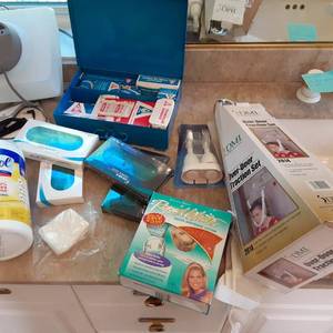 lot 338 image: Personal grooming and first aid ite...