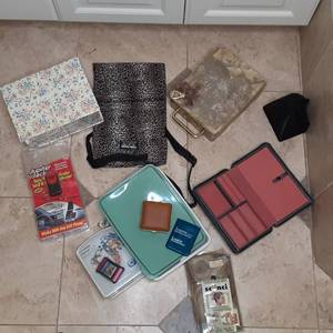lot 339 image: Lot of misc personal items and othe...