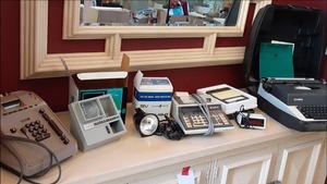 lot 350 image: Large lot of vintage Electronics. T...