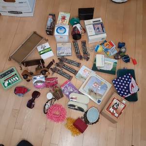 lot 352 image: Lots of golf dcor items, sunglass...