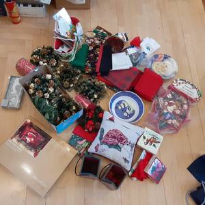 lot 361 image: Christmas dcor lot. Cards, plates...