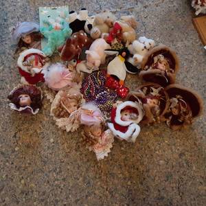 lot 369 image: Multitude of doll heads with some m...