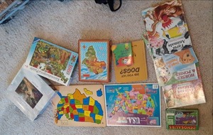 lot 386 image: Lot of vintage puzzles and books W...