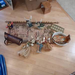 lot 460 image: Lot of misc Home Dcor. Mostly Ang...