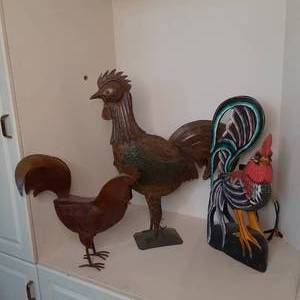 lot 465 image: Lot of 3 Decorative Rooster Statues...
