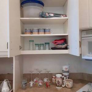 lot 470 image: Lot of Mugs, Glassware, Cake Storag...