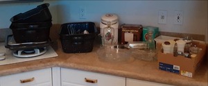 lot 472 image: Kitchen lot of Roaster Pans, Cookie...