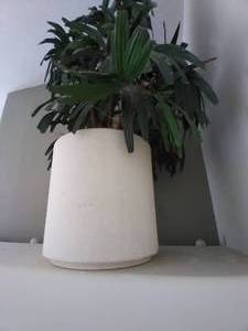 lot 26 image: Large Planter Dcor...