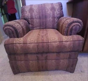 lot 29 image: Large Side Chair 36.5 X 32 X 34.5...