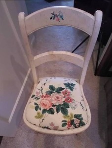 lot 30 image: Small Vintage Chair 17 X 15.5 X 3...