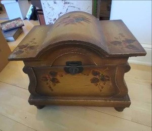 lot 68 image: Antique Keepsake Box With Felt Lini...