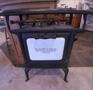 lot 7 image: Windsor Trademark Vintage Iron Stove...