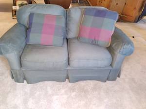 lot 110 image: Loveseat 56 X 36.5 X 35...