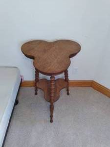 lot 120 image: Vintage Side Table Excellent Condi...