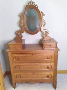 lot 123 image: Antique 3 Drawer Dresser With Attac...