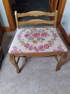 lot 135 image: Vintage Upholstered Bench 22 X 17...
