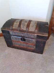 lot 140 image: Vintage Trunk 33 X 18.25 X 21.5 ...
