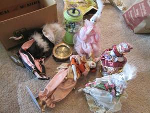 lot 560 image: Box Lot of Porcelain Clowns, Jester...