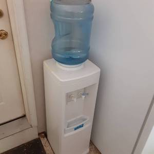 lot 500 image: Oasis 5 Gallon Water Cooler & Dispe...