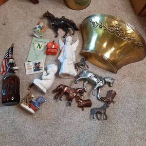 lot 499 image: Wall Planter, Ceramic Figurines, Me...