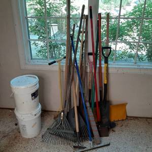 lot 538 image: Lot of Garden & Outdoor Tools Rake...