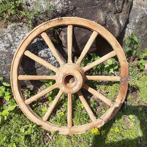 lot 544 image: Vintage 36 Cement Wagon Wheel Outd...