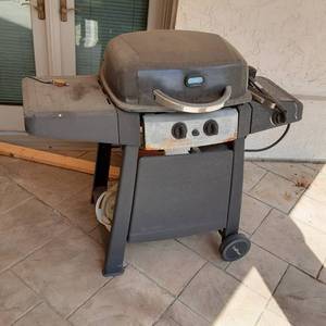 lot 556 image: Uni-Flame Gas Grill with Side Burne...