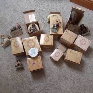 lot 480 image: Box of Collectible Boyds Bear Figu...