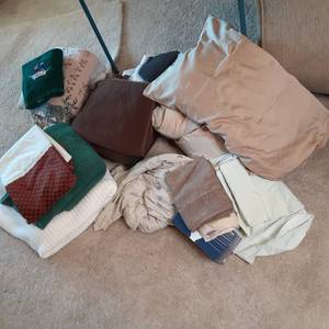 lot 482 image: Stack of Bath Towels, Throw Blanket...
