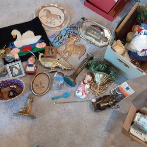 lot 493 image: Box Lot of Fun Vintage items Set o...