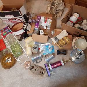 lot 586 image: Large Box lot of household items an...