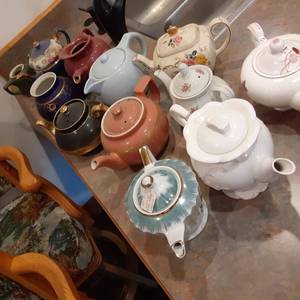lot 604 image: Lot of Painted  or Detailed Ceramic...