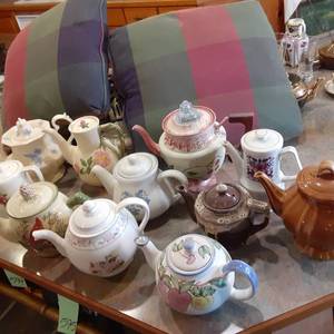 lot 606 image: Lot of Tea Pot Dcor Pieces. Some ...