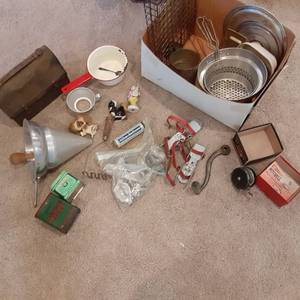 lot 610 image: Lot of Misc Vintage Tins, Lunch Box...