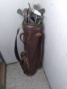 lot 166 image: Vintage Bag of Golf Clubs See Phot...