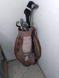 lot 172 image: Taylor Made Golf Bag With Clubs Se...