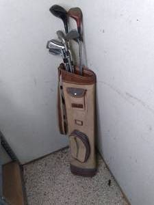 lot 180 image: Vintage Bag of Golf Clubs See Phot...