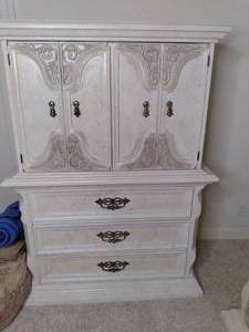 lot 196 image: Large 6 Drawer Dresser (40 X 20 X...