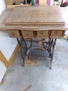 lot 5 image: STG Antique New Home Sewing Machine Sta...