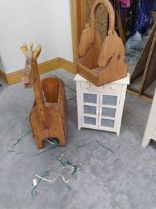 lot 238 image: Wooden Giraffe Magazine Rack, Wood ...