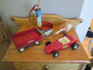 lot 399 image: Antique Tin Water Pump toy, tin Goo...