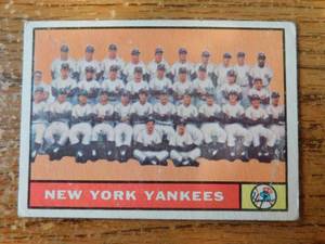 lot 126 image: 1960 Topps New York Yankees Team Card #228