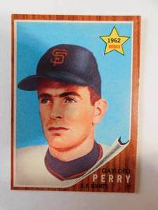 lot 142 image: 1962 Topps Gaylord Perry Rookie Card #199