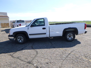 lot 2 image: 2003 Chevrolet Silverado 1500 Truck