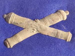 lot 48 image: Shiloh Battle Area Found, Brass Artillery Cross Cannon Hat Insignia