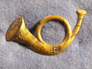 lot 94 image: Original Civil War Hunting Horn Style Infantry Hat Insignia