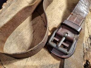 lot 109 image: Civil War Cannon Gunners Tube Pouch Roller Buckle Belt