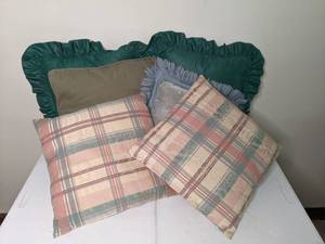 lot 233 image: Lot of (6) Vintage Throw Pillows