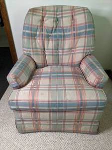 lot 238 image: Comfy Vintage Plaid Chair