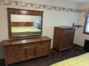lot 200 image: Beautiful Vintage Dixie Dresser and Mirror Set